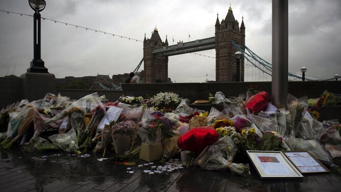 Varios ramos de flores, velas y mensajes dejados en memoria de las víctimas del atentado del Puente de Londres.