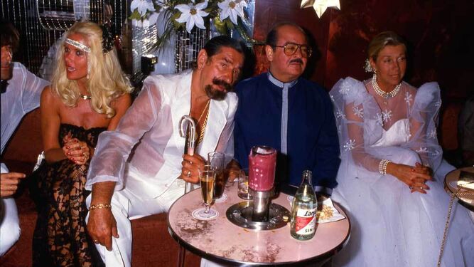 Khashoggi en una fiesta con la 'jet' marbellí.