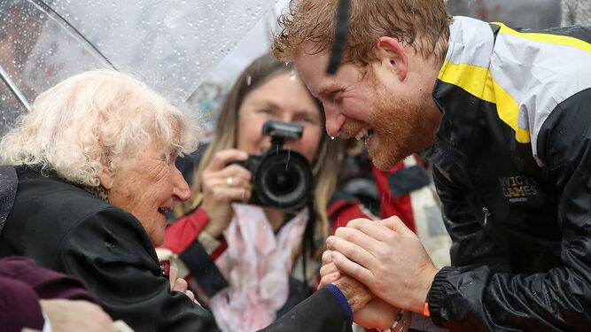 Enrique saluda a su mayor fan, una señora de 97 años