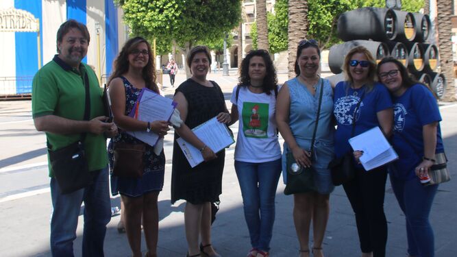 Miembros de la Flampa recogiendo firmas en pleno de centro de Jerez