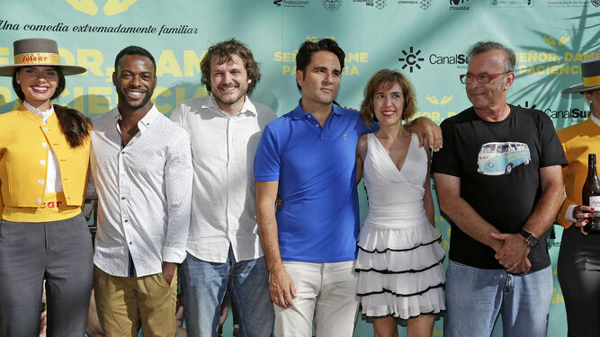 El director del filme, Álvaro Díaz Lorenzo, con los actores Salva Reina y Bore Buika, y con parte del equipo de la película.