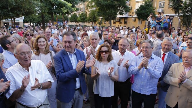 El alcalde y el ministro del Interior, junto a la familia de Marta en la inauguración de los Jardines Marta del Castillo.