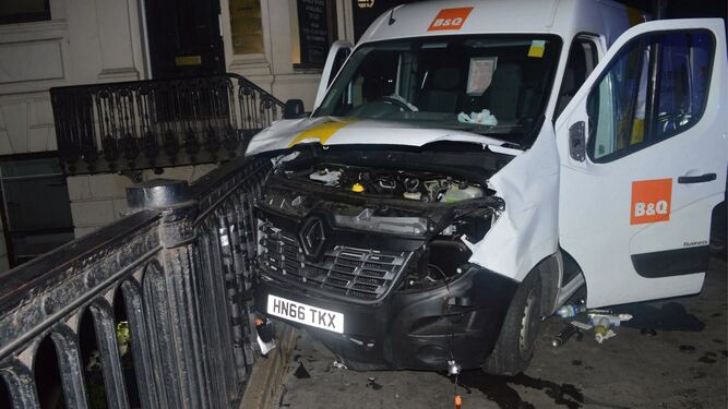 La furgoneta que utilizaron los terroristas de Londres pra atentar contra los viandantes.