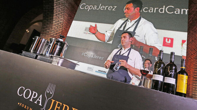 Ricard Camarena ofreció un showcooking de caldos con vinos de Jerez.