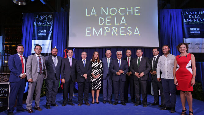 Fotografía de la I Noche de la empresa, con los galardonados, organizadores y patrocinadores.