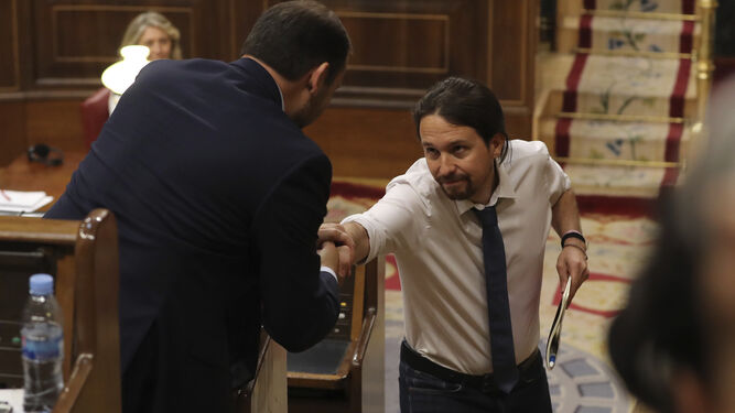 Pablo Iglesias saluda a José Luis Ábalos, que se estrenó ayer como portavoz socialista en el Congreso tendiendo la mano a Podemos.
