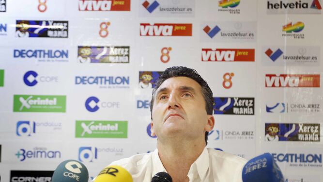 Edu Villegas no pudo evitar las lágrimas en la rueda de prensa en la que hizo oficial su retirada del fútbol activo.