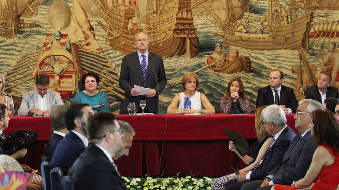 Pleno por los 35 años del Parlamento en la sala de tapices del Alcázar.