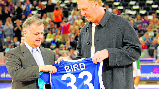 Fernando Bermúdez entregando una camiseta del Estudiantes a Larry Bird cuando era presidente de este club de baloncesto.