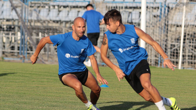 David Casares es perseguido por Quirós en un entrenamiento en el Xerez Club Deportivo.