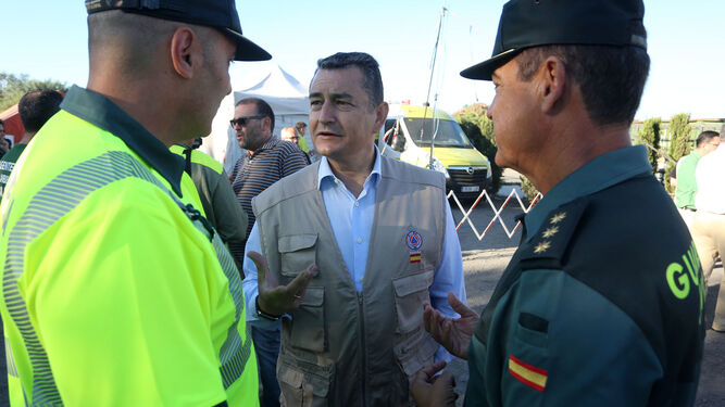 Antonio Sanz habla con miembros de la Guardia Civil en el puesto avanzado.