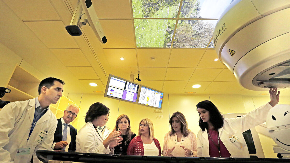 Díaz, junto a la alcaldesa, la consejera de Salud y el vicepresidente de la Junta,  atiende ayer las explicaciones del personal de la unidad de Radioterapia.