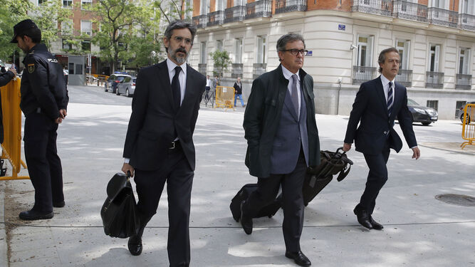 Jordi Pujol Ferrusola (c), camino de la Audiencia Nacional junto a sus abogados, el pasado 25 de abril.