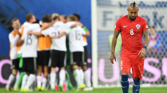 Vidal se lamenta del gol mientras los alemanes lo celebran al fondo.