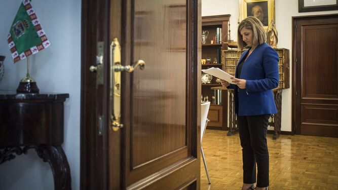 Irene García consulta unos papeles en su despacho de la Presidencia en el Palacio Provincial.