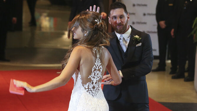 Messi y su esposa Antonella se marchan tras saludar a los medios el día de su boda.