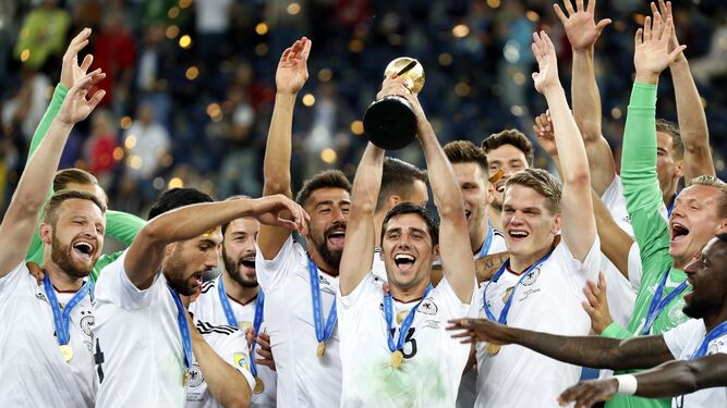 La selección alemana, celebrando el título