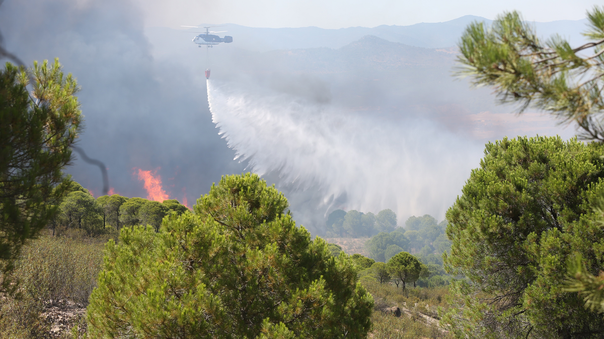 Un helicóptero lanza agua en el incendio del  paraje de Bella Vista.