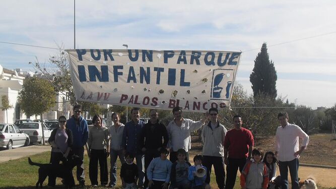 Miembros de la asociación y vecinos de Palos Blancos pidiendo una zona infantil en el parque Antonio Sanz hace cuatro años.