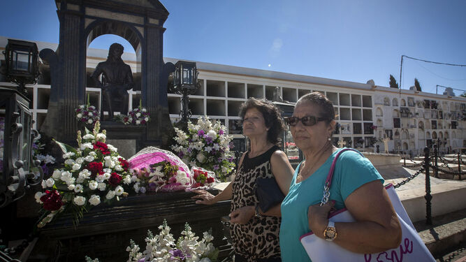 Las hermanas de Camarón, Isabel y Remedios, ayer, delante del mausoleo que el cantaor tiene en el cementerio isleño.