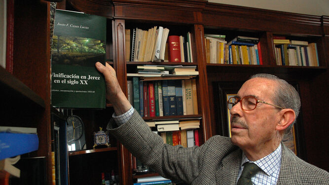 Justo Casas retira de su biblioteca años atrás un ejemplar de su obra maestra 'La vinificación e Jerez en el siglo XX'.