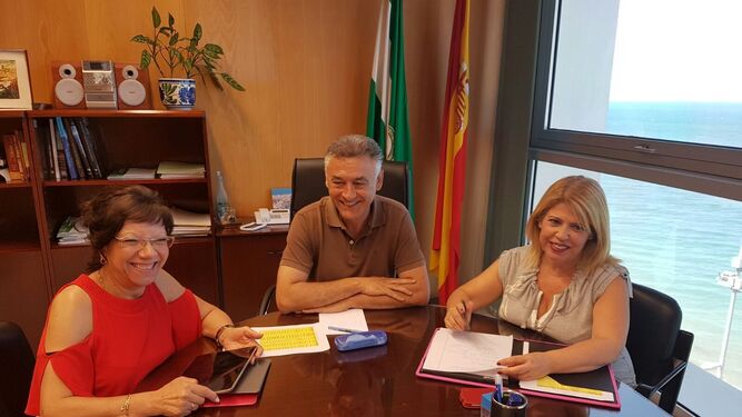 Mamen Sánchez y Carmen Collado reunidas ayer con el delegado territorial de Fomento y Vivienda, Federico Fernández.