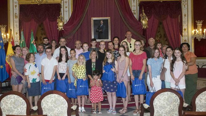 Los niños bielorrusos que pasan sus vacaciones en Cádiz, ayer con la presidenta de la Diputación.