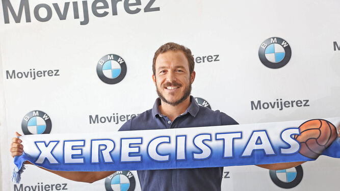 Jorge Herrero posa con la bufanda del XDFC en las instalaciones de Movijerez, concesionario de BMW en el que se llevó a cabo su presentación.