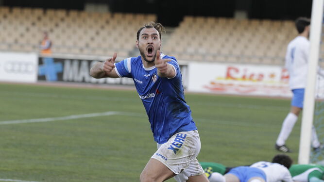 Javi Tamayo celebra el gol que marcó al Xerez CD en Chapín.