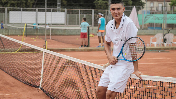 Pablo Llamas, en las pistas de tenis del Club Nazaret, donde pasa gran parte de sus días entrenando muy duro.