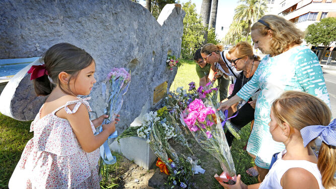 El monumento a las víctimas en la Avenida recibió ayer numerosos ramos de flores.