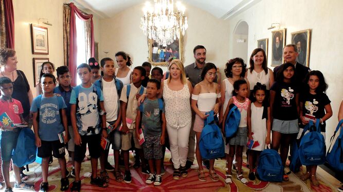 La alcaldesa recibe a los 25 niños saharauis del programa 'Vacaciones en Paz'
