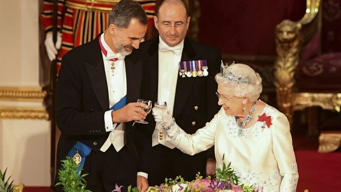 Brindis de los monarcas durante la recepción oficial ofrecida por Isabel II a los Reyes de España en el palacio de Buckingham.