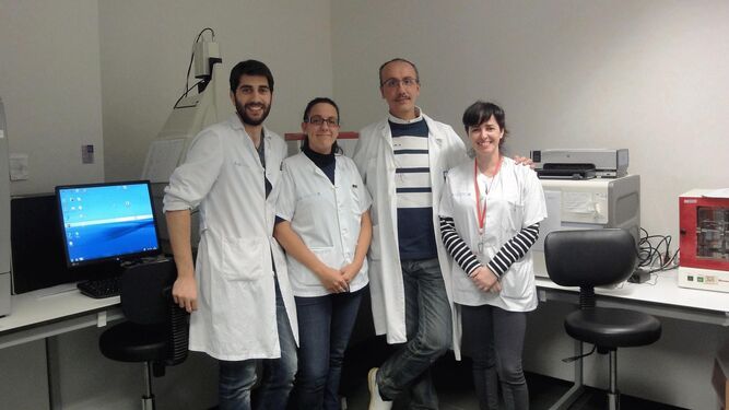 Alberto García Redondo -segundo por la derecha- coordina el laboratorio de investigación en ELA del Hospital 12 de Octubre de Madrid.