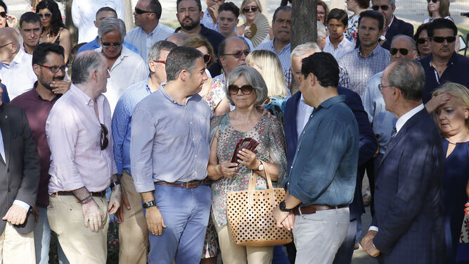 Los dirigentes populares Elías Bendodo, Juanma Moreno y Francisco de la Torre respaldan ayer en Málaga a la viuda de Martín Carpena.