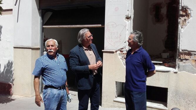 José Manuel Malvido, Francisco Camas y Rafael García, ante el edificio.