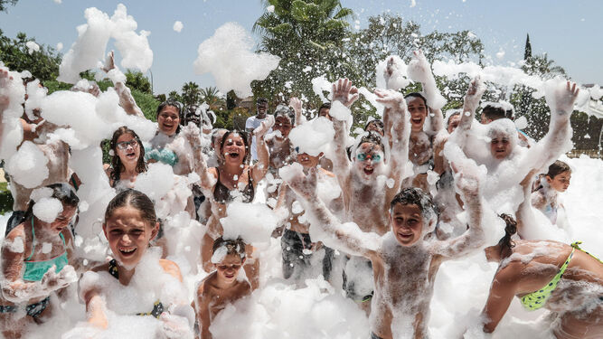 Niños disfrutando de una de las actividades con espuma en Hogar La Salle