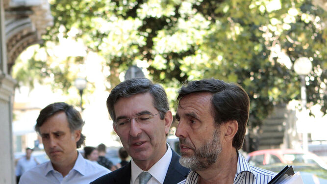 Zoilo Ruiz-Mateos (d.), su abogado y su hermano Pablo Ruiz-Mateos, en Palma.