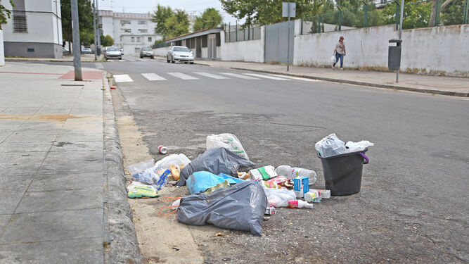 Una imagen del barrio de San Benito en la tarde de ayer con basuras en el asfalto.