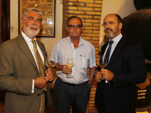 Seraf&iacute;n Mariscal (Fedejerez), Manuel Arcila (Lustau) y Jos&eacute; Miguel Caballero (Garrigues).