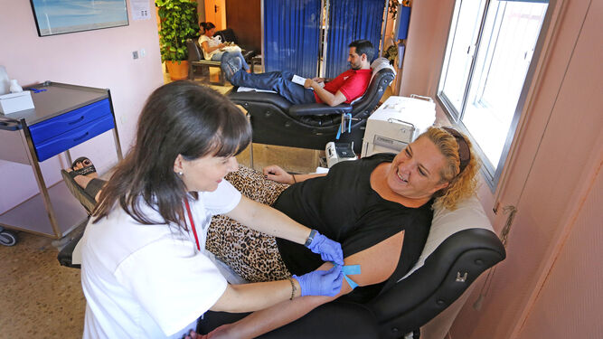 Una donante en el Centro de Transfusión Sanguínea de Jerez.