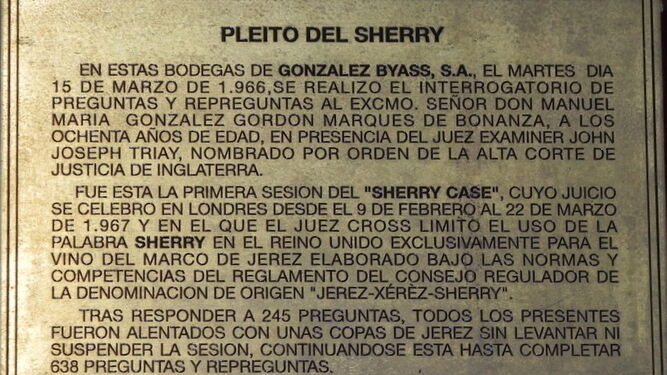 Placa conmemorativa del interrogatorio previo al juicio celebrado en González Byass , en el que se bebió una copa de Jerez sin que se levantara la sesión.