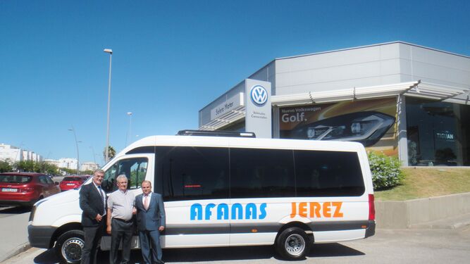 Jesús Ruiz, director de Solera Motor, entrega el nuevo vehículo a Flaviano Valencia, presidente de la asociación.