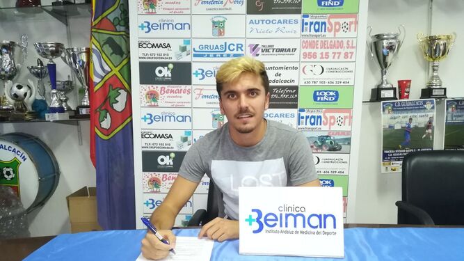 Pablo Pérez firma su renovación con el Guadalcacín.