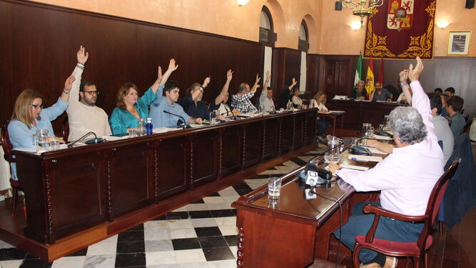 La oposición vota a favor de mantener el compromiso con el proyecto de Las Aletas en el pleno del pasado mayo.