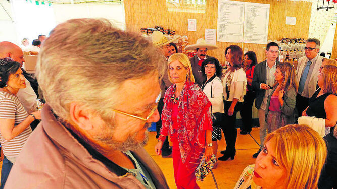 La ex alcaldesa popular dirige una mirada a la alcaldesa socialista a la conclusión de un acto durante la pasada Feria.