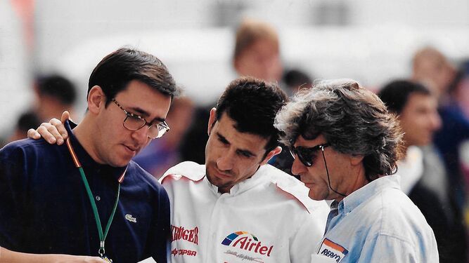Jesús Benítez, con Jorge Martínez ‘Aspar’ y Ángel Nieto en un Gran Premio de 1997.