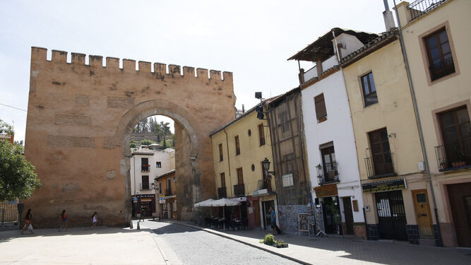 El conocido Arco de Elvira que da entrada a la popular calle granadina.