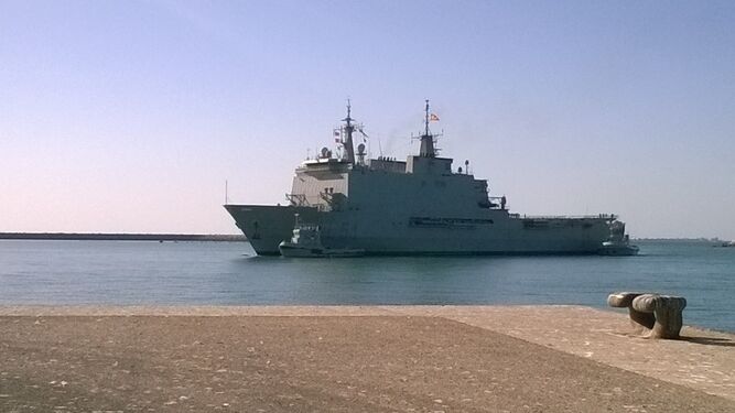 El  'Galicia', entrando en el muelle de la Base Naval de Rota