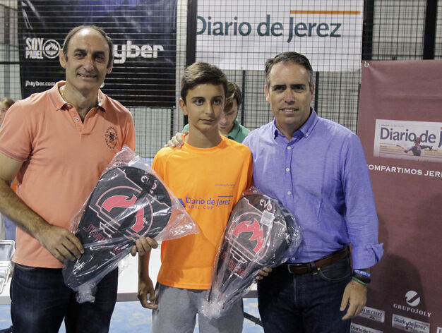 Antonio Poyatos y Pablo Torti, campeones de la Categor&iacute;a B, junto a 		Rafael Navas, director de Diario de Jerez, en la entrega de premios.